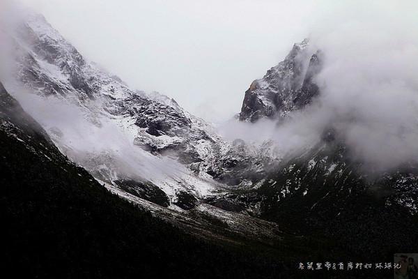 军车返营途中突然停下，随后赶到的消防员向3位战士竖起了大拇指……